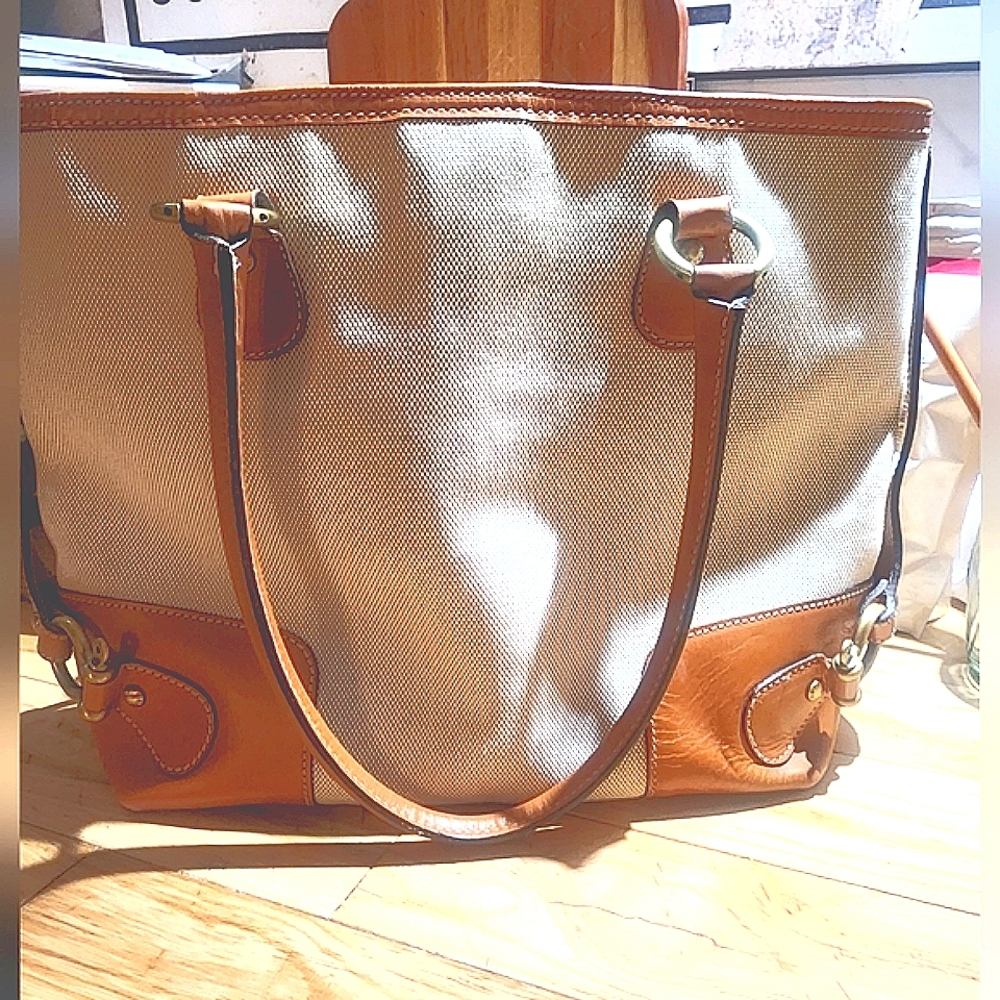 Elegant Burberry Tan and Cream Women's Tote Bag